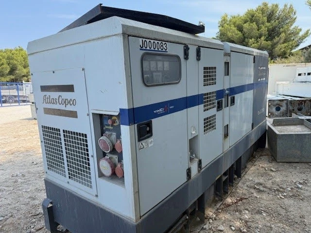 Groupe électrogène Atlas Copco QAS 200 d’occasion, vue en perspective avec panneaux de commande et prises