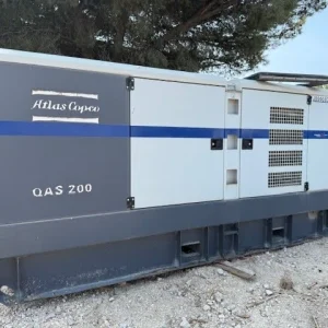 Groupe électrogène Atlas Copco QAS 200 d’occasion, vue latérale sur chantier
