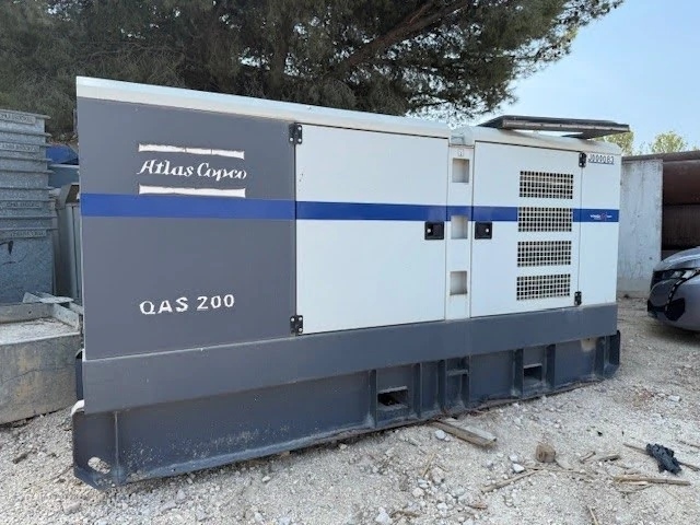Groupe électrogène Atlas Copco QAS 200 d’occasion, vue latérale sur chantier