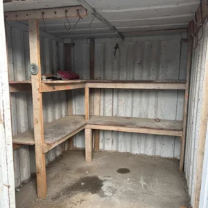 Intérieur de container 8 pieds d’occasion équipé d’étagères en bois pour le stockage