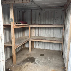 Intérieur de container 8 pieds d’occasion équipé d’étagères en bois pour le stockage