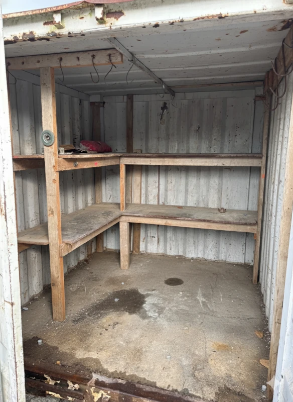 Intérieur de container 8 pieds d’occasion équipé d’étagères en bois pour le stockage