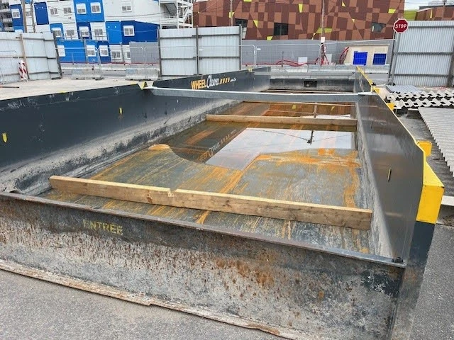 Intérieur du lave roues enterré Wheel Cleaner avec bac d’eau et traverses de passage