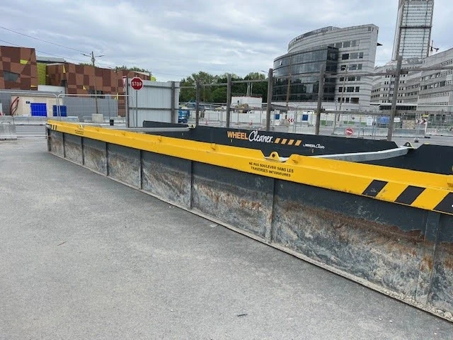 Vue latérale du lave roues enterré Wheel Cleaner WEXC-13 montrant le bac de 13 mètres