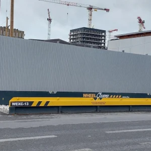 Lave roues enterré Wheel Cleaner WEXC-13 installé à la sortie d’un chantier urbain