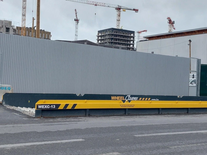 Lave roues enterré Wheel Cleaner WEXC-13 installé à la sortie d’un chantier urbain