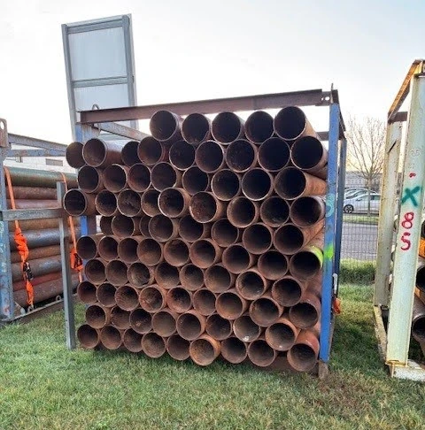 Face avant d’un rack rempli de tuyaux Victaulic DN200 d’occasion sur plateforme de stockage