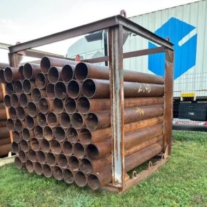 Lot de tuyaux Victaulic DN200 de 2,5 m stockés dans un rack métallique sur dépôt