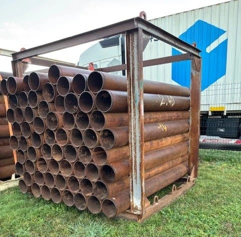 Lot de tuyaux Victaulic DN200 de 2,5 m stockés dans un rack métallique sur dépôt