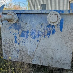 Bac de décantation avec orifices et vannes latérales