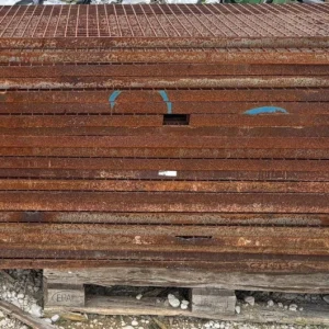 Caillebotis métallique d’occasion empilé – dimensions 178,5 x 73 cm