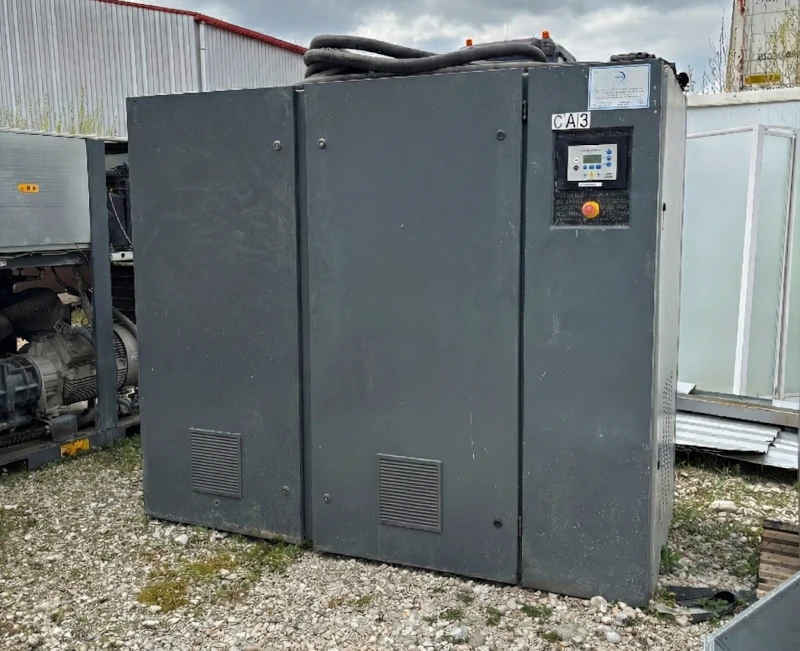 Compresseur Atlas Copco GA75+ avec panneau de commande et capot fermé