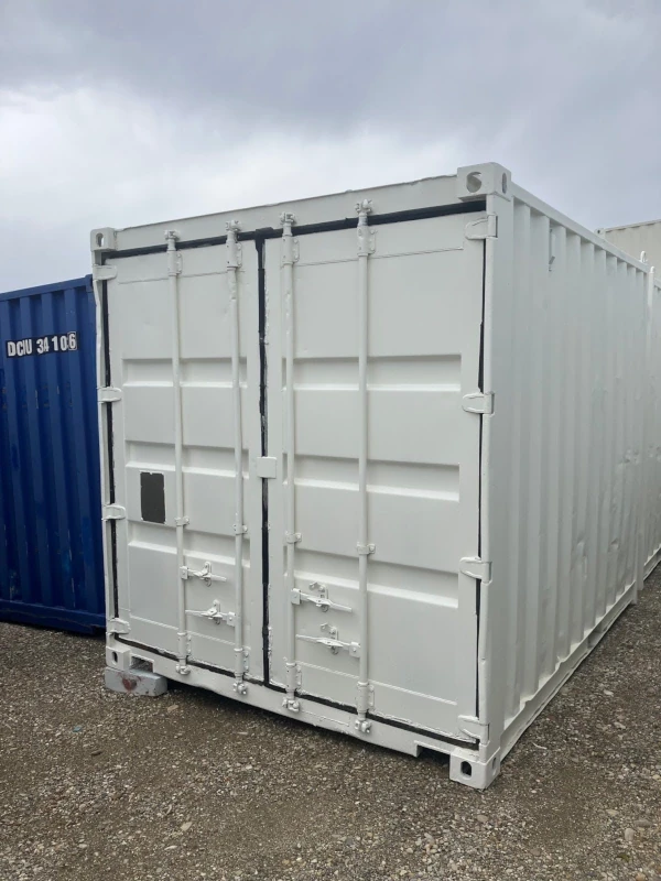 Container 10 pieds d’occasion blanc – vue extérieure avec portes fermées