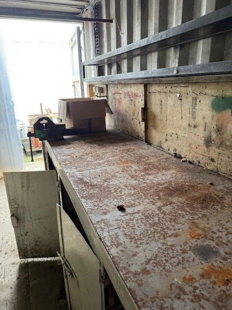 Container atelier 20 pieds – intérieur avec établi, étagères et éclairage, container d’occasion étanche