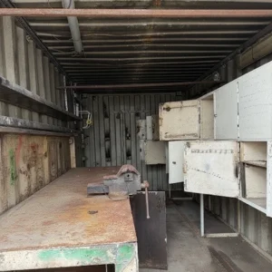Container 20 pieds d’occasion équipé d’un établi – vue intérieure avec rangements et installation électrique