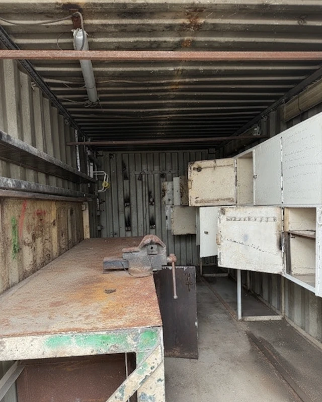 Container 20 pieds d’occasion équipé d’un établi – vue intérieure avec rangements et installation électrique