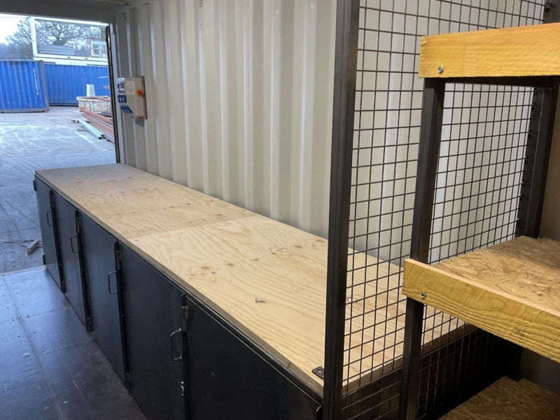 Container aménagé sur mesure – établi métallique et plan de travail en bois