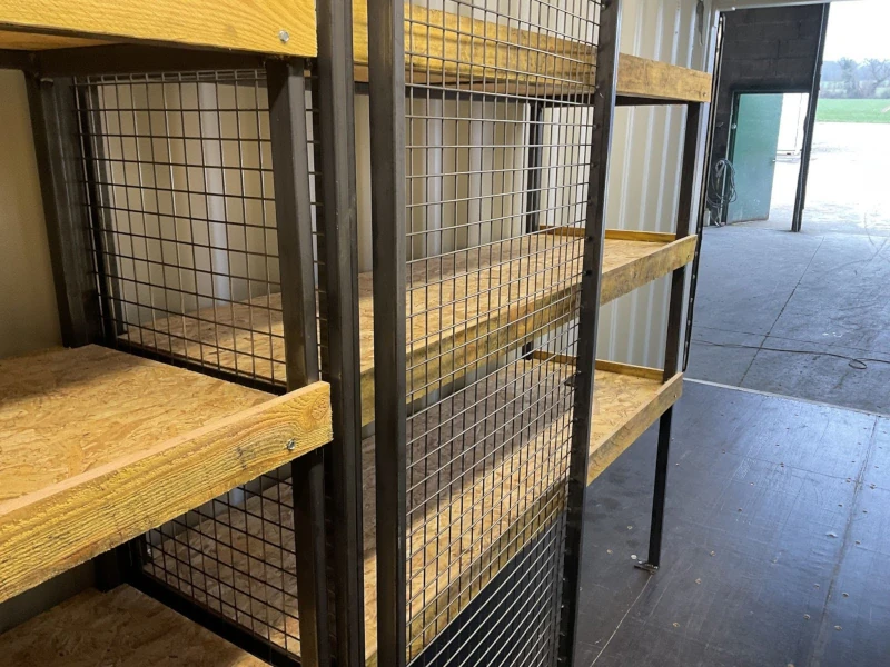 Container 20 pieds aménagé – étagères métalliques grillagées pour stockage sécurisé