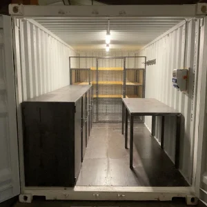 Container 20 pieds neuf aménagé sur mesure – intérieur avec établis, éclairage et étagères