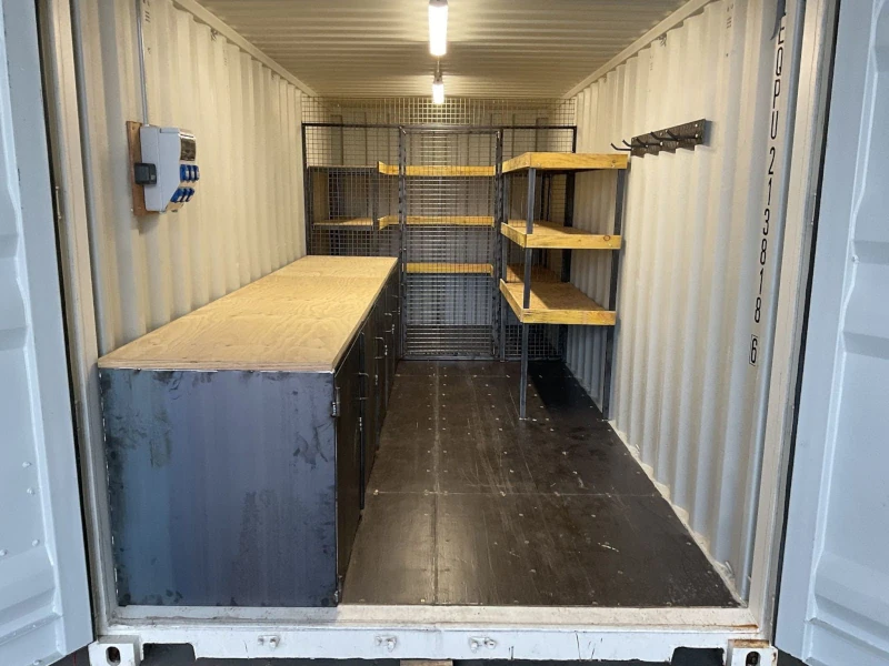 Container atelier sur mesure – rangements, établis et éclairage intérieur