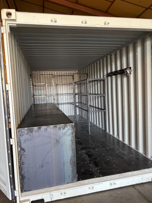 Container aménagé CNC – espace atelier équipé, étagères métalliques et plancher renforcé