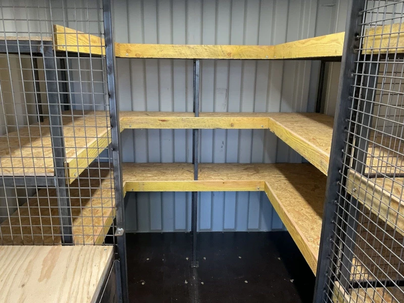 Étagères renforcées dans container aménagé – stockage sécurisé sur mesure