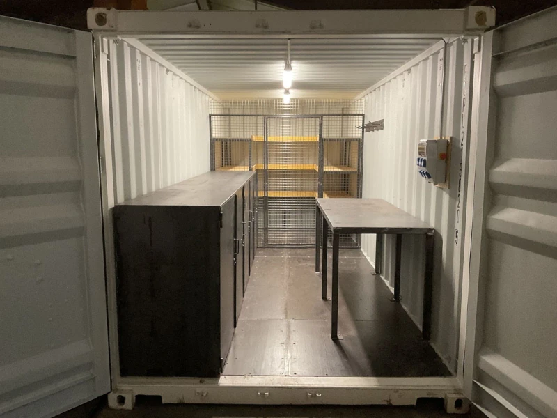 Container 20 pieds neuf aménagé sur mesure – intérieur avec établis, éclairage et étagères