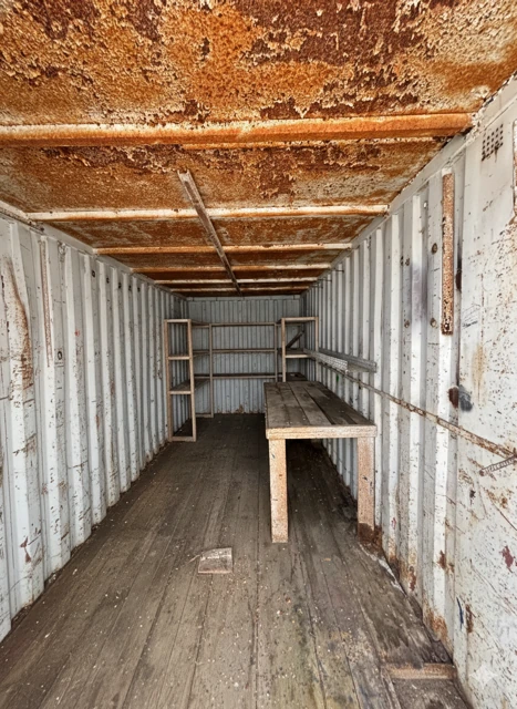 Container 20 pieds atelier d’occasion – intérieur avec établi et casiers de rangement