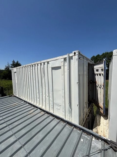 Container 20 pieds atelier d’occasion blanc – vue extérieure, modèle étanche