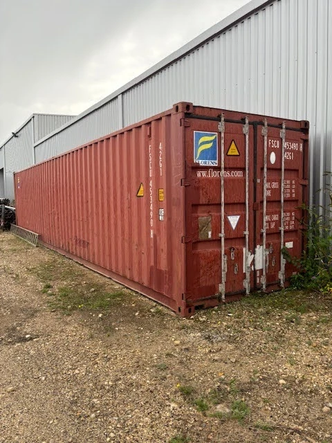 Container 40 pieds d’occasion rouge – vue extérieure avec portes fermées