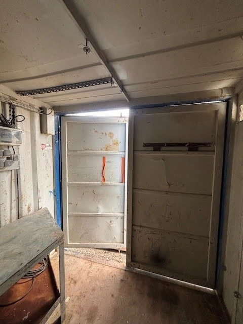 Container atelier 8 pieds – intérieur avec éclairage et porte ouverte, container d’occasion étanche