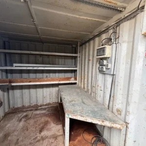 Container 8 pieds d’occasion équipé d’un établi – vue intérieure avec plan de travail et installation électrique