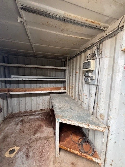 Container 8 pieds d’occasion équipé d’un établi – vue intérieure avec plan de travail et installation électrique