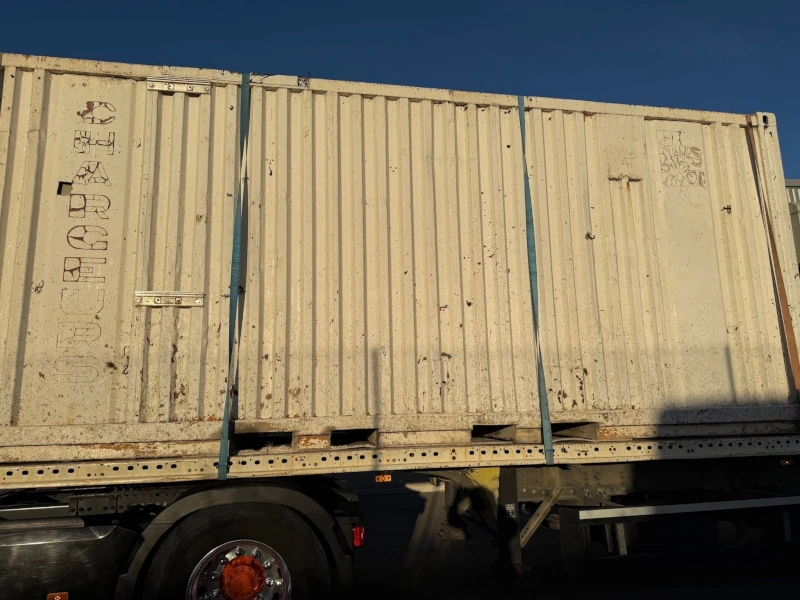 Container 20 pieds grillagé – vue extérieure sur camion, modèle ventilé pour stockage
