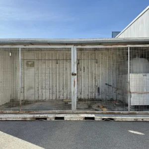 Container 20 pieds grillagé d’occasion – façade ouverte avec panneaux grillagés