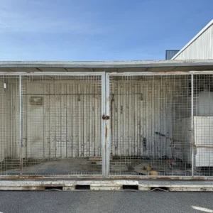 Container 20 pieds grillagé d’occasion – façade ouverte avec panneaux grillagés