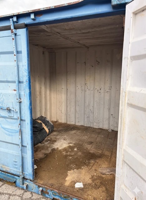 Container 8 pieds d’occasion – vue intérieure vide, parois métalliques et sol en bon état