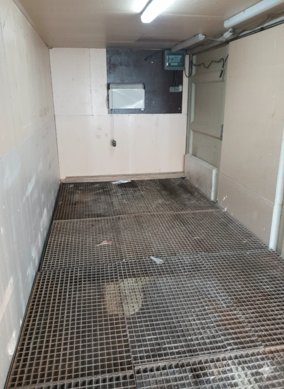 Container 20 pieds rétention – intérieur isolé avec bac de rétention, éclairage et chauffage