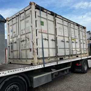 Container 20 pieds rétention d’occasion – vue extérieure sur camion, modèle étanche équipé de bac de rétention