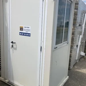 Guérite de gardien d’occasion – vue extérieure avec porte et fenêtre