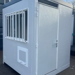 Guérite de gardien d’occasion vue extérieure porte et fenêtre