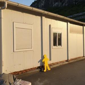 Hangar isolé 60 m² d’occasion – structure modulaire avec fenêtres