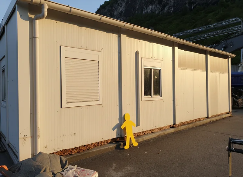 Hangar isolé 60 m² d’occasion – structure modulaire avec fenêtres