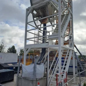 Podium de lavage de benne neuf avec escaliers sécurisés sur chantier