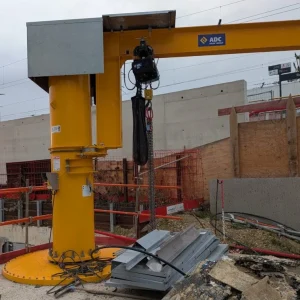 Potence de levage 2 tonnes ADC Fayat Groupe installée sur chantier avec crochet et chaîne