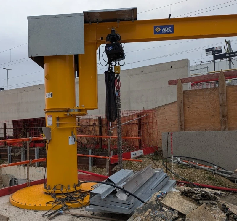 Potence de levage 2 tonnes ADC Fayat Groupe installée sur chantier avec crochet et chaîne