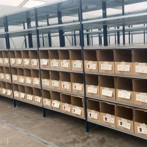 Rayonnage atelier avec bacs de rangement