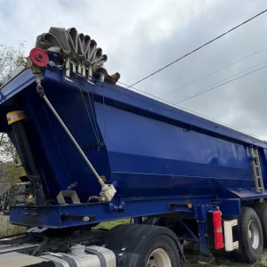 Remorque benne Trailor d’occasion – vue latérale 2 essieux avec bâche de couverture