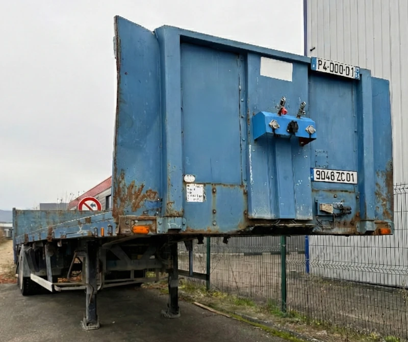 Semi-plateau Titan d’occasion, vue latérale du véhicule.