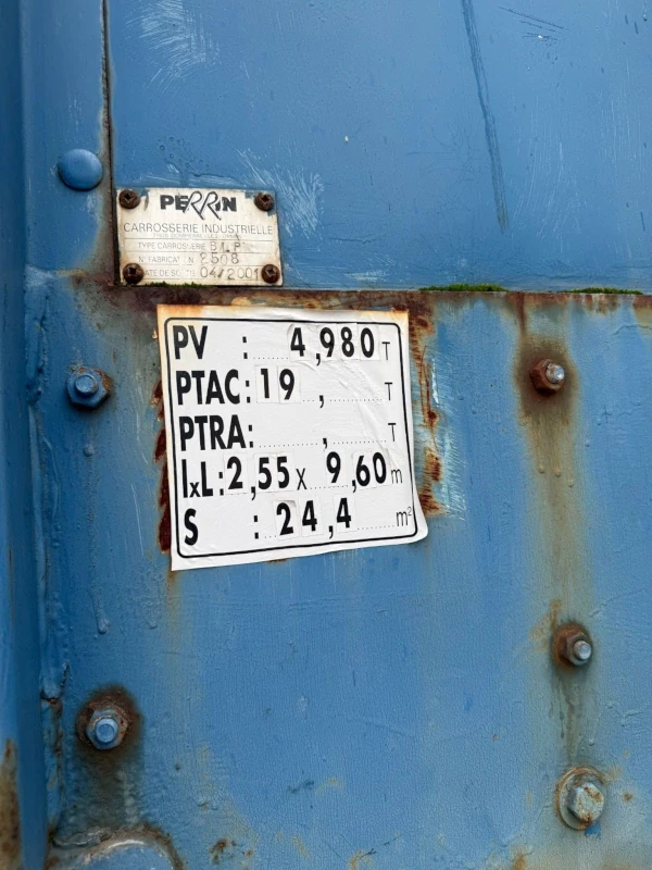 Plaque de caractéristiques du semi-plateau Titan 19T d’occasion.